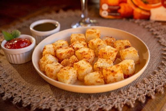 Prato de dadinho de tapioca e acompanhamentos